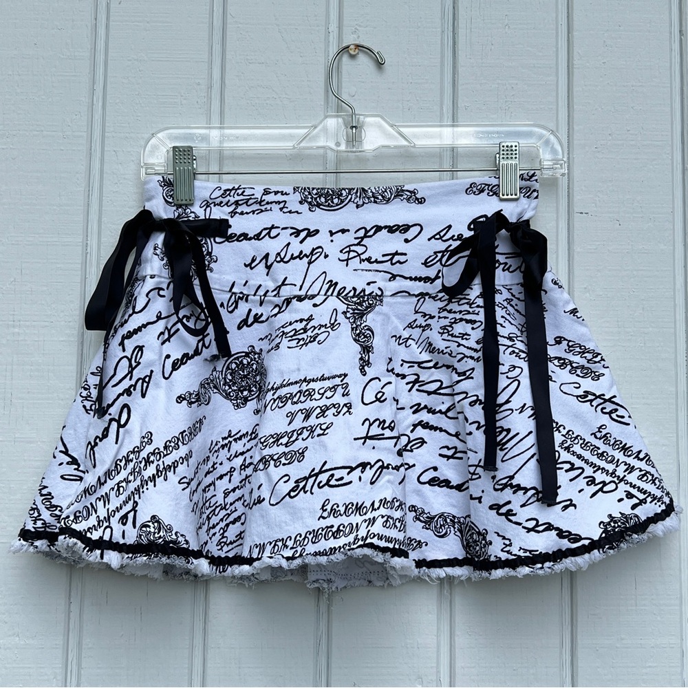 Body Central: Black and White Graphic Zip Up Skort with Ties. Juniors Medium.